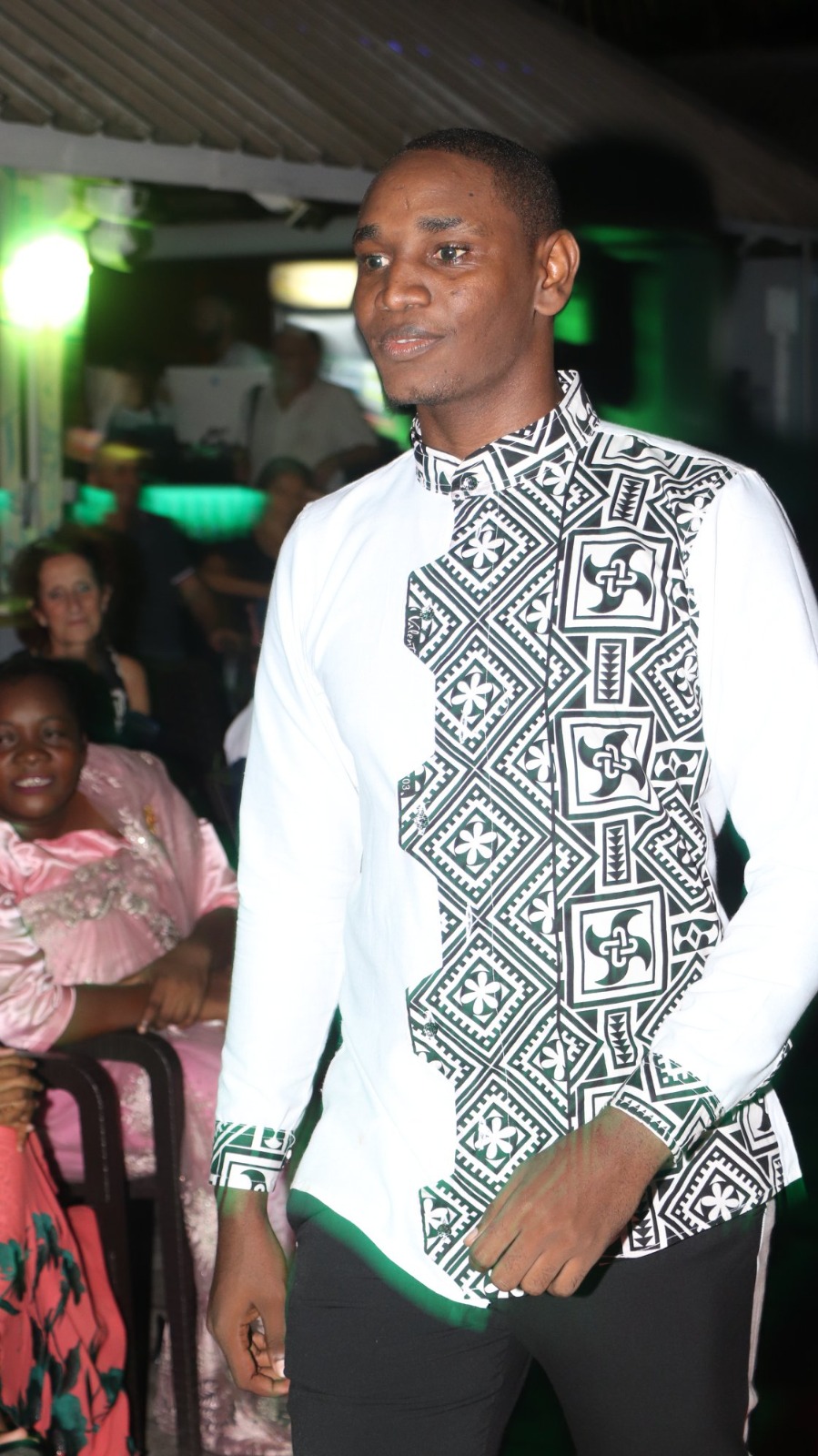 Robe cocktail ivoire en crêpe drapé, épaule asymétrique